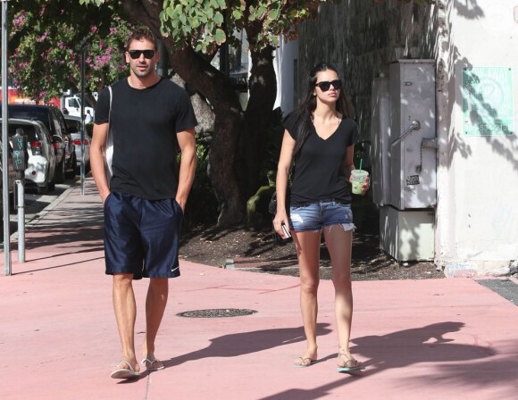 Adriana Lima et son époux Marko Jaric dans les rues de Miami le 5 janvier 2012