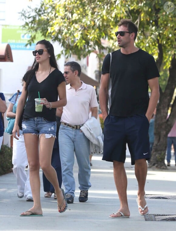 Adriana Lima et son époux Marko Jaric dans les rues de Miami le 5 janvier 2012