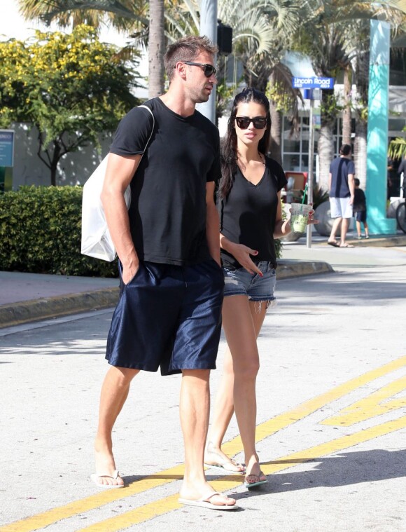 Adriana Lima et son époux Marko Jaric dans les rues de Miami le 5 janvier 2012