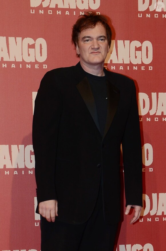 Quentin Tarantino en costume noir pour le sanglant Django Unchained lors de la première du film à Rome, le 4 janvier 2013.