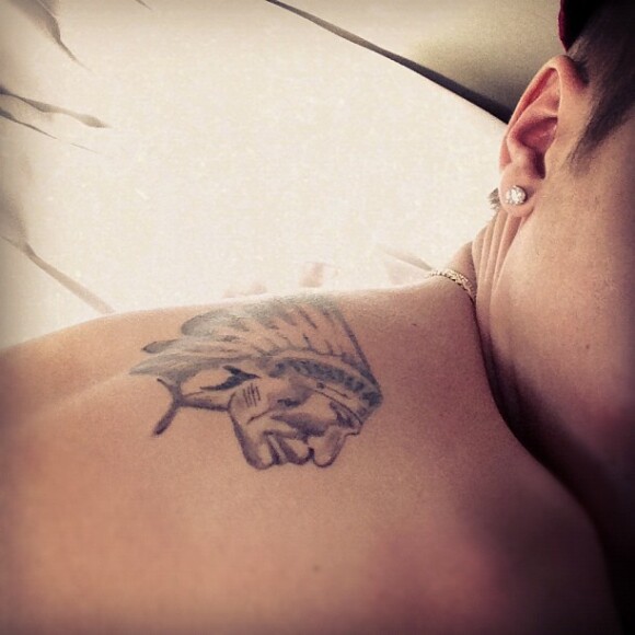 Justin Bieber a dévoilé un neuvième tatouage : une tête d'Indien en hommage à son grand-père. Photo publiée sur le compte Instagram de la star, le 6 janvier 2012.