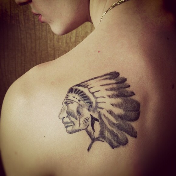 Justin Bieber a dévoilé son nouveau tatouage : une tête d'Indien en hommage à son grand-père. Photo publiée sur le compte Instagram de la star, le 6 janvier 2012.