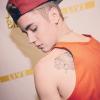 Le jeune Justin Bieber a dévoilé son neuvième tatouage : une tête d'Indien en hommage à son grand-père. Photo publiée sur le compte Instagram de la star, le 6 janvier 2012.