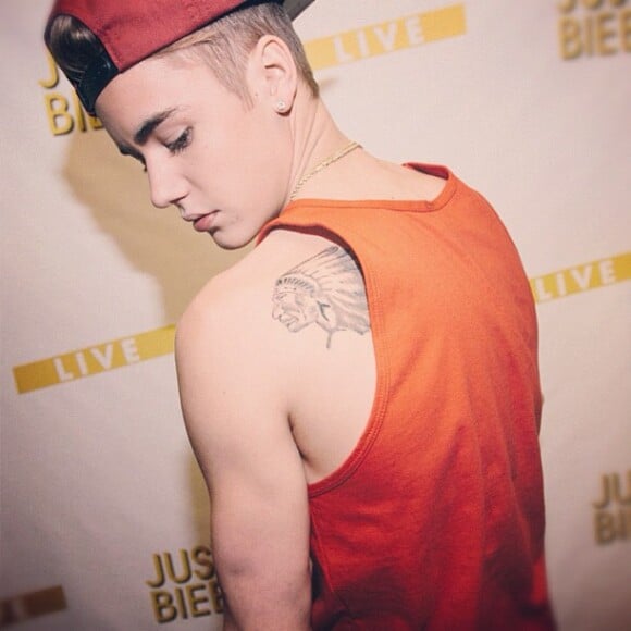 Le jeune Justin Bieber a dévoilé son neuvième tatouage : une tête d'Indien en hommage à son grand-père. Photo publiée sur le compte Instagram de la star, le 6 janvier 2012.
