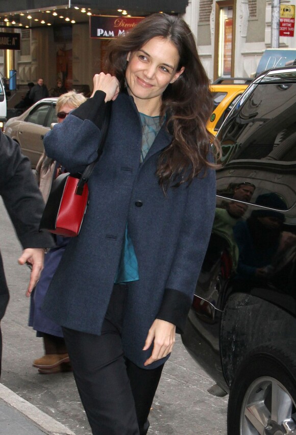 Katie Holmes se promène dans les rues de New York, le 12 décembre 2012.