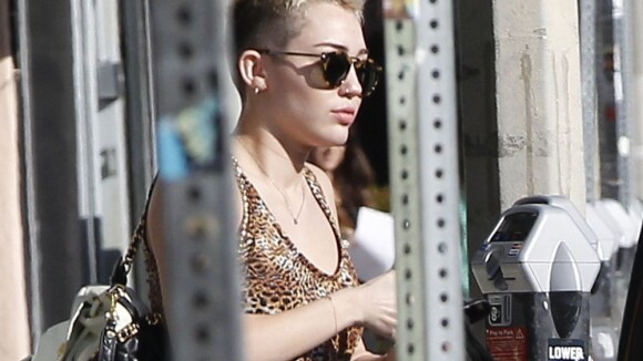 Miley Cyrus : Tenue léopard et crête de coq, ça ne s'arrange pas...