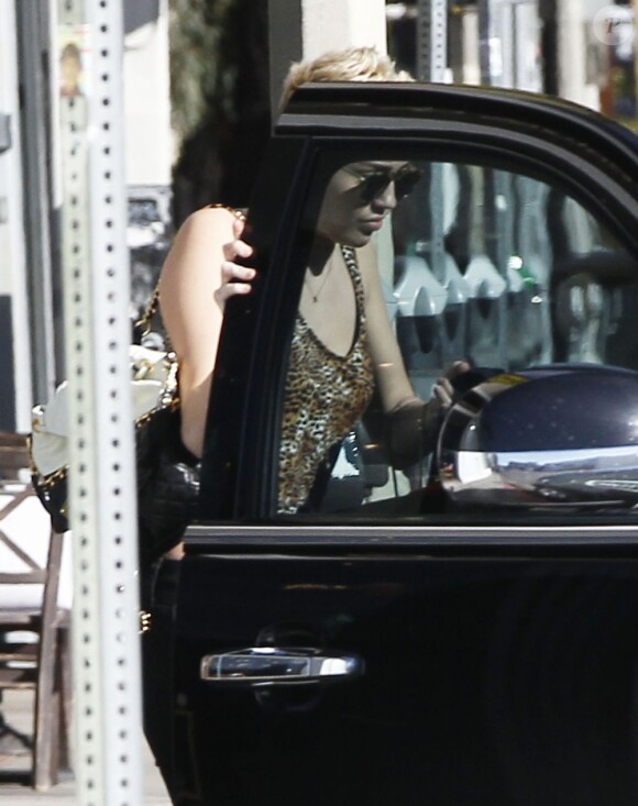 Miley Cyrus et son petit ami Liam Hemsworth font du shopping à West Hollywood, le 7 janvier 2013.