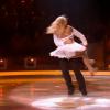 Pamela Anderson a été victime de sa robe et de ses seins, sur la patinoire de Dancing on Ice.