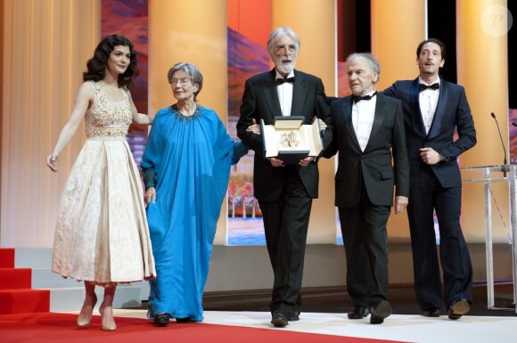 Audrey Tautou et Adrien Brody ont remis la Palme d'Or au film Amour, avec Emmanuelle Riva et Jean-Louis Trintignant sous la direction du cinéaste Michael Haneke, le 27 mai 2012.