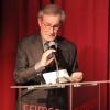 Steven Spielberg lit son discours à la soirée des New York Film Critics Circle Awards, le 7 janvier 2013.