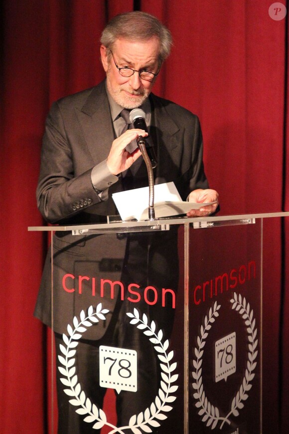 Steven Spielberg lit son discours à la soirée des New York Film Critics Circle Awards, le 7 janvier 2013.