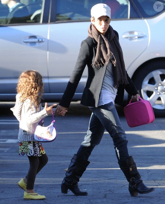 Halle Berry avec son adorable fille Nahla sur le chemin de l'école à Beverly Hills, Los Angeles, le 8 janvier 2013