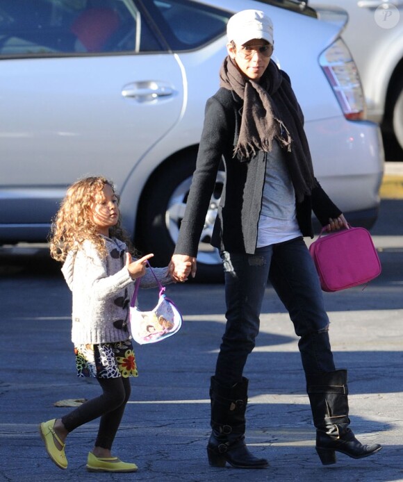 Halle Berry avec sa fille Nahla sur le chemin de l'école à Beverly Hills, Los Angeles, le 8 janvier 2013