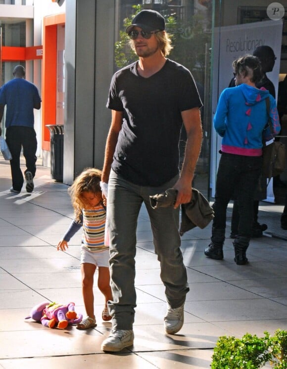 Gabriel Aubry et sa fille Nahla à Los Angeles le 22 mars 2012