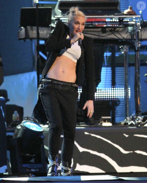 Gwen Stefani, sur scène avec les membres de son groupe No Doubt lors d'un mini-concert en extérieur pour l'émission Jimmy Kimmel Live! à Hollywood. Le 8 janvier 2013.