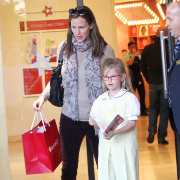 La jolie Jennifer Garner et sa fille Violet font du shopping, le 8 janvier 2013 à Los Angeles