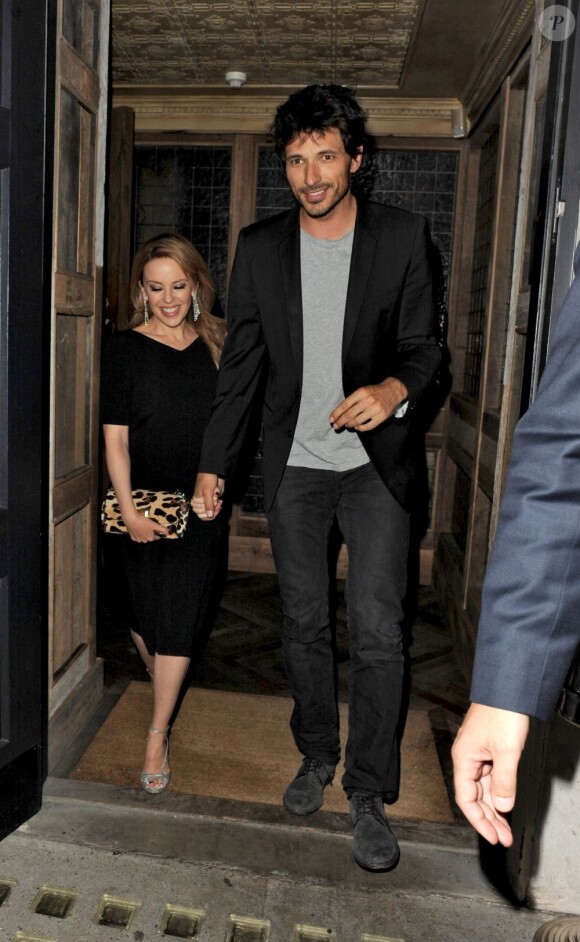 Andres Velencoso et Kylie Minogue à la sortie d'un restaurant londonien en 2012