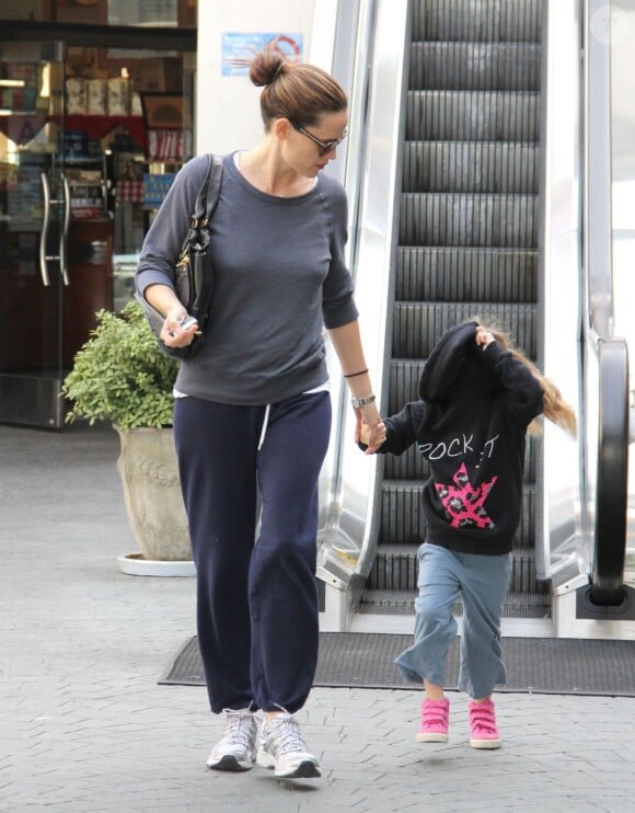 Jennifer Garner et sa fille Seraphina qui se cache des photographes à Pacific Palisades le 9 janvier 2013