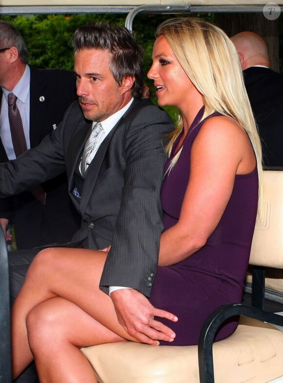 Britney Spears et Jason Trawick à New york le 14 mai 2012. L'ex-fiancé de la chanteuse pose sa main sur sa cuisse car la robe de la chanteuse est un peu courte.
