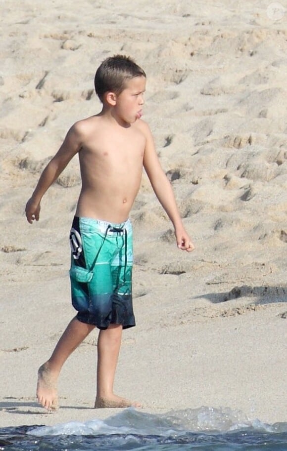 Reese Witherspoon passe le début d'année au soleil à Hawaï avec son mari Jim Toth, leur bébé Tennessee, et les enfants de l'actrice Deacon et Ava. Le 2 janvier 2013. Le fils de l'actrice s'amuse sur la plage.