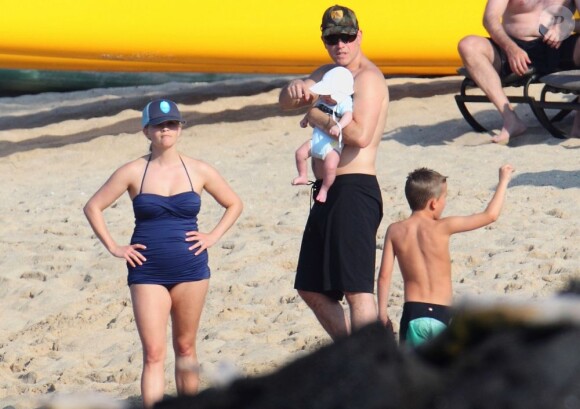 Reese Witherspoon passe le début d'année au soleil à Hawaï avec son mari Jim Toth, leur bébé Tennessee, et les enfants de l'actrice Deacon et Ava. Le 2 janvier 2013.