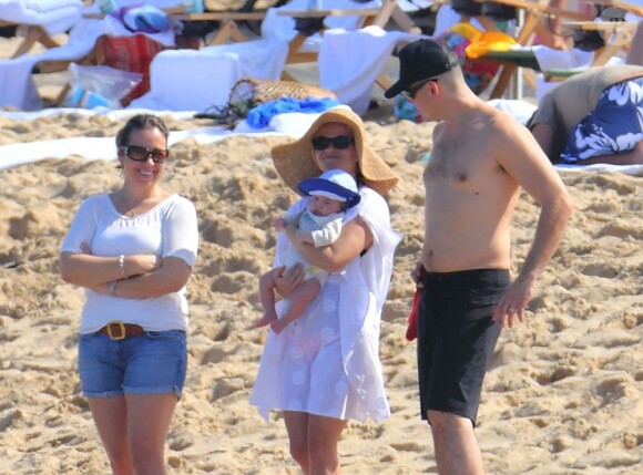 Reese Witherspoon passe le début d'année au soleil à Hawaï avec son mari Jim Toth, leur bébé Tennessee, et les enfants de l'actrice Deacon et Ava. Le 2 janvier 2013. Elle tient fièrement son bébé.