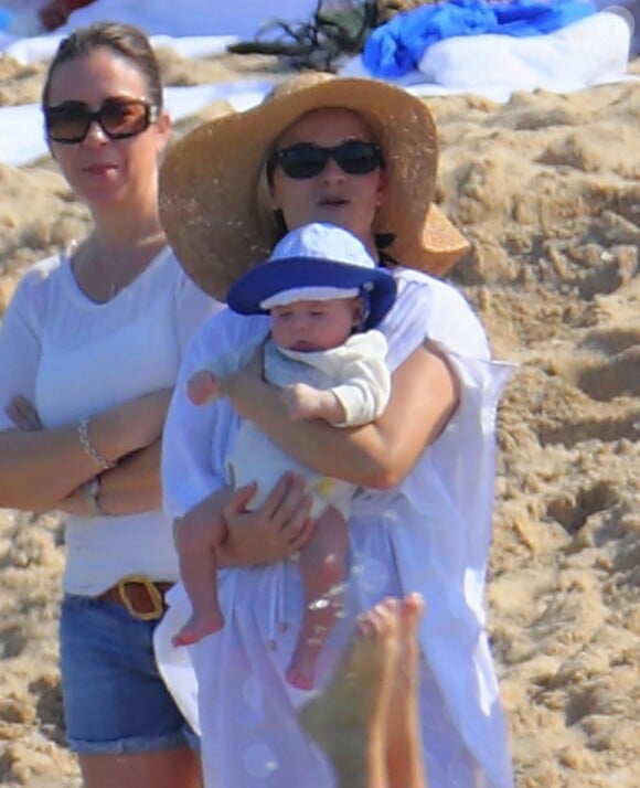 Reese Witherspoon passe le début d'année au soleil à Hawaï avec son mari Jim Toth, leur bébé Tennessee, et les enfants de l'actrice Deacon et Ava. Le 2 janvier 2013. Ici on peut la voir avec le petit dernier.