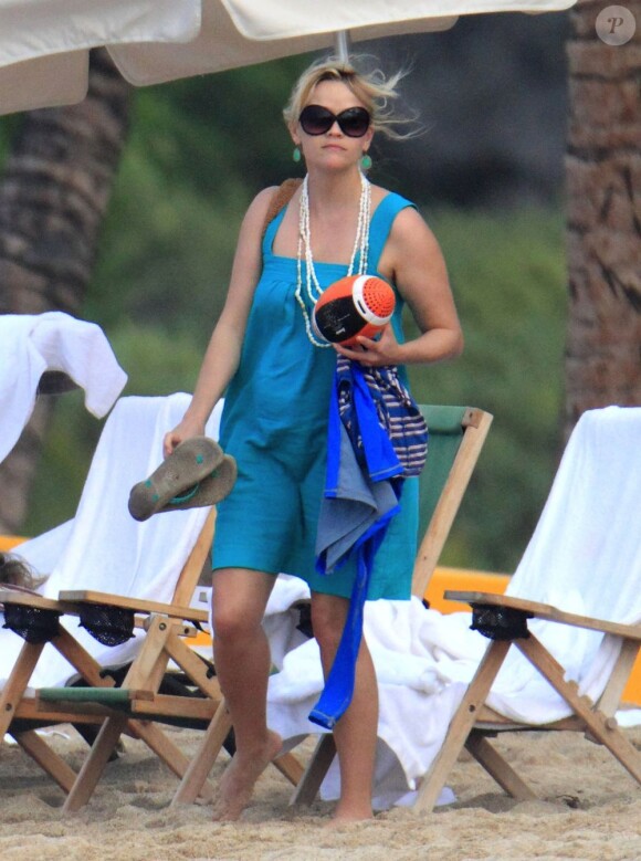 Reese Witherspoon passe le début d'année au soleil à Hawaï avec son mari Jim Toth, leur bébé Tennessee, et les enfants de l'actrice Deacon et Ava. Le 2 janvier 2013.
