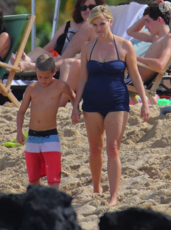 Reese Witherspoon passe le début d'année au soleil à Hawaï avec son mari Jim Toth, leur bébé Tennessee, et les enfants de l'actrice Deacon et Ava. Le 2 janvier 2013.