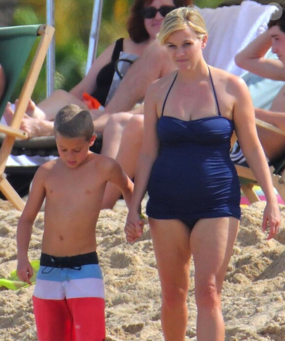 Reese Witherspoon passe le début d'année au soleil à Hawaï avec son mari Jim Toth, leur bébé Tennessee, et les enfants de l'actrice Deacon et Ava. Le 2 janvier 2013.