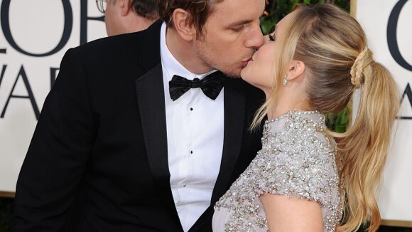 Kristen Bell très enceinte et amoureuse aux Golden Globes 2013