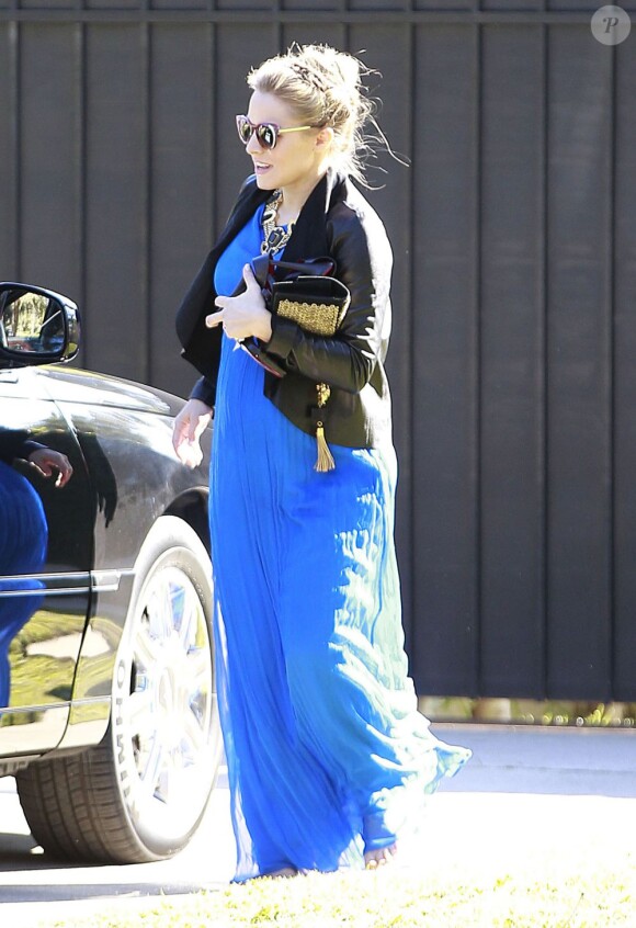 Kristen Bell enceinte quitte son domicile à Los Angeles le 12 janvier 2013, veille de la 70e cérémonie des Golden Globes.