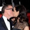 Daniel Craig et sa femme Rachel Weisz lors des Golden Globes le 13 janiver 2013 : un baiser comme au cinéma