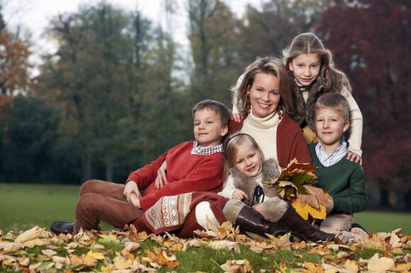 La princesse Mathilde de Belgique avec ses enfants les princes Gabriel et Emmanuel et les princesses Elisabeth et Eleonore. Portrait officiel pour ses 40 ans, réalisé à l'automne 2012 par le photographe Michel Gronemberger et publié le 14 janvier 2012, à six jours de son anniversaire.
