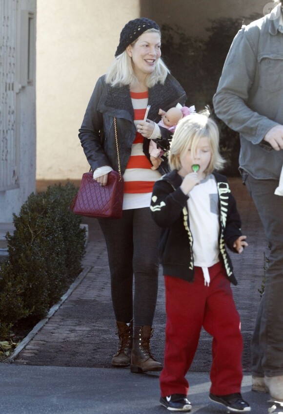 Exclu : Tori Spelling, souriante, et son mari Dean McDermott emmènent leurs enfants Stella et Liam chez le dentiste à Los Angeles, le 14 janvier 2013.