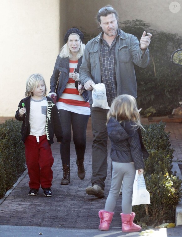 Exclu : Tori Spelling et son mari Dean McDermott emmènent leurs enfants Stella et Liam chez le dentiste à Los Angeles, le 14 janvier 2013.