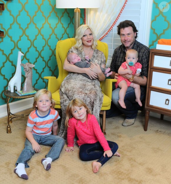 Tori Spelling et Dean McDermott avec leur quatre enfants : Liam, Stella, Hattie et le petit dernier Finn. À Los Angeles, le 24 octobre 2012.