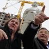 Gérard Depardieu s'est rendu le 6 janvier 2013 a Saransk, capitale de la Mordovie, republique autonome russe, ou il a été accueilli en fanfare par le gouverneur de la région, Vladimir Volkov. Des femmes, en costume traditionnels, ont chanté à son arrivée sur le tarmac de l'aéroport de Saransk.