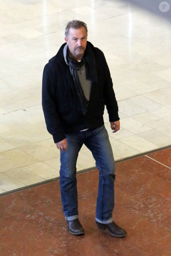 Kevin Costner arrive à l'aeroport Charles-de-Gaulle, le 15 janvier 2013.