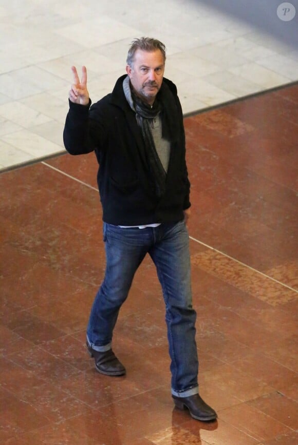 Kevin Costner à l'aeroport Charles-de-Gaulle, le 15 janvier 2013.