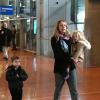 Christine Baumgartner et ses enfants, Grace Avery et Hayes, arrivent à l'aeroport Charles-de-Gaulle, le 15 janvier 2013.