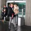 Christine Baumgartner et ses enfants, Grace Avery, Hayes et Cayden, sortent de l'aeroport Charles-de-Gaulle, le 15 janvier 2013.
