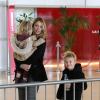 Christine Baumgartner et ses enfants, Grace Avery et un Cayden amusé arrivent à l'aéroport Roissy-Charles-de-Gaulle près de Paris, le 15 janvier 2013.