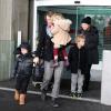 Christine Baumgartner et ses enfants, Grace Avery, Hayes et Cayden, repartent de l'aéroport Roissy-Charles-de-Gaulle direction Paris, le 15 janvier 2013.