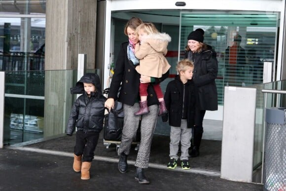 Christine Baumgartner et ses enfants, Grace Avery, Hayes et Cayden, repartent de l'aéroport Roissy-Charles-de-Gaulle direction Paris, le 15 janvier 2013.