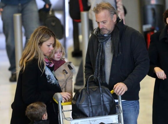 Kevin Costner débarque à Paris avec sa femme Christine Baumgartner et leurs enfants Grace Avery, Hayes et Cayden, à l'aeroport Charles-de-Gaulle, le 15 janvier 2013.