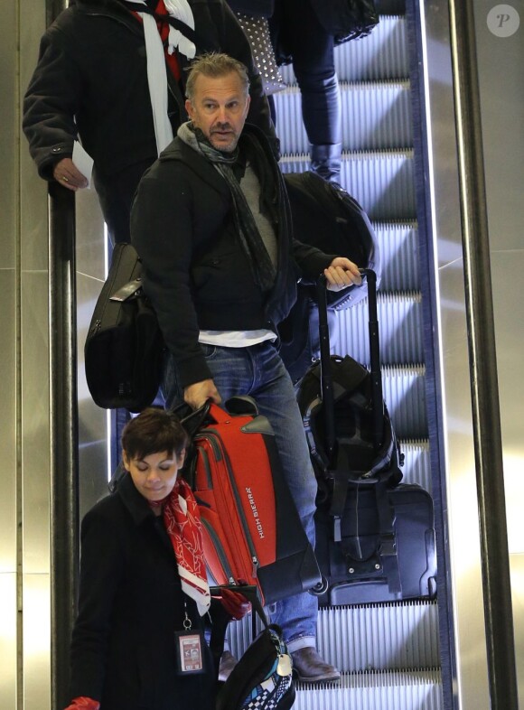 Kevin Costner et sa petite famille arrivent à Paris, le 15 janvier 2013.