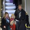 Kevin Costner, sa femme Christine Baumgartner et leurs enfants Grace Avery, Hayes et Cayden, arrivent à l'aéroport Roissy-Charles-de-Gaulle, le 15 janvier 2013.