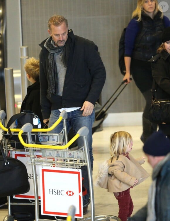 Kevin Costner ses bambins Grace Avery, Hayes et Cayden, à l'aéroport Roissy-Charles-de-Gaulle, le 15 janvier 2013.