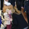 Christine Baumgartner réconfore la petite dernière Grace Avery en pleurs à son arrivée à l'aéroport Roissy-Charles-de-Gaulle, le 15 janvier 2013.